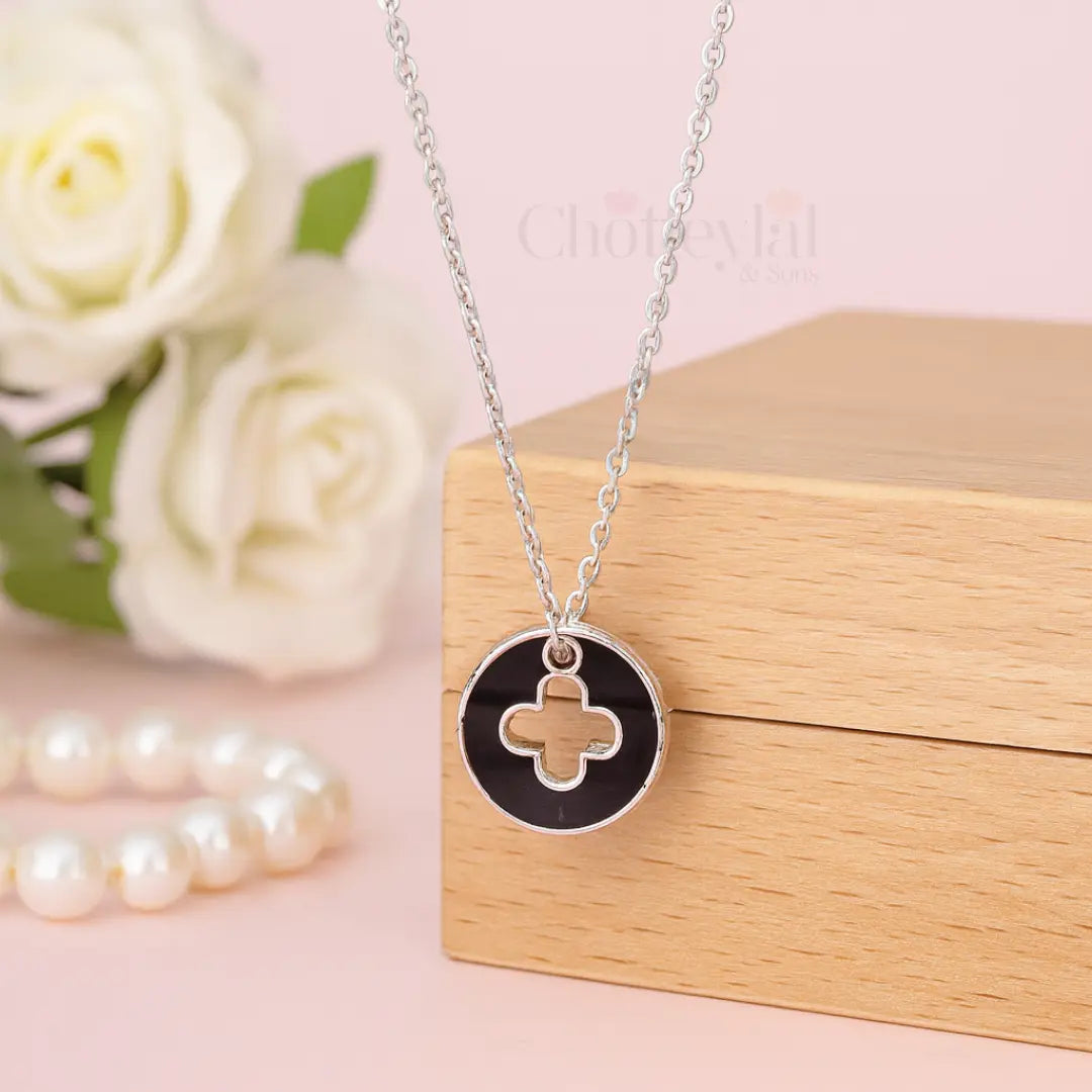 Trendy Clover Pendant